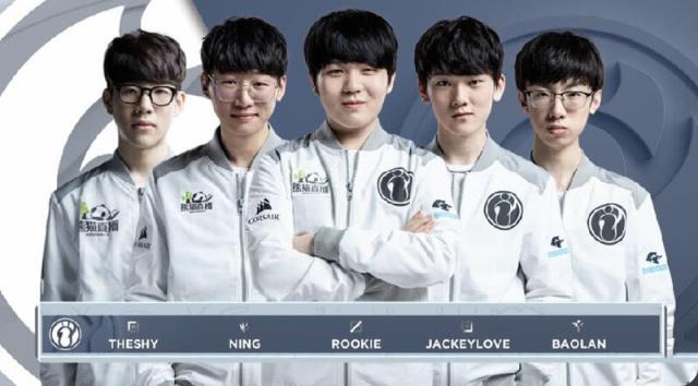 场上奋力拼 场上奋力拼